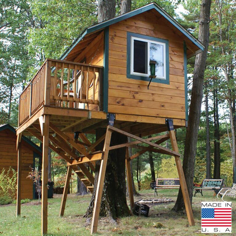 Tree-House-with-Flag
